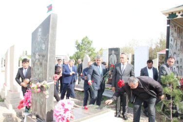 Veyisli kəndində şəhidlərimizin  məzarları ziyarət edildi   Goranboy rayon İcra Hakimiyyətinin başçısı Məhərrəm Quliyev rayonun digər rəhbər şəxsləri və bir qrup şəhid ailələri ilə birgə, Veyisli kənd  qəbirstanlığında şəhidlərimizin məzarlarını ziyarət etdi.