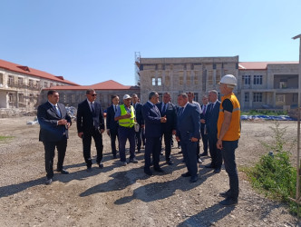Goranboy şəhərində yeni tikilən İnteqrasiya təlimli internat tipli gimnaziyada tikinti işləri davam etdirilir