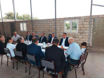 İcra Başçısı Xoylu kəndində şəhid övladını 1-ci sinfə getməsi münasibəti ilə ziyarət etdi