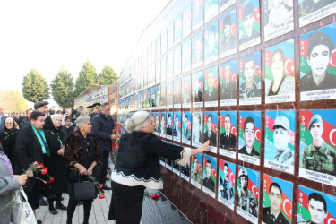 Goranboyda "08 noyabr-Zəfər Günü" ilə bağlı Ümummilli Lider Heydər Əliyevin rayon mərkəzində ucaldılmış abidəsini və Şəhidlər Xatirə Kompleksini ziyarət edildi
