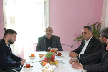 İcra basçısı Vətən müharibəsi qazisini evində ziyarət etdi