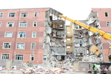 Goranboyda icra başçısı qəzalı vəziyyətdə olan binaların söküntü işlərinə yerində baxış keçirdi