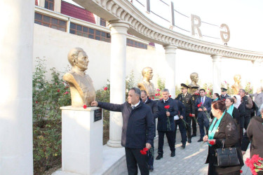 Goranboyda "08 noyabr-Zəfər Günü" ilə bağlı Ümummilli Lider Heydər Əliyevin rayon mərkəzində ucaldılmış abidəsini və Şəhidlər Xatirə Kompleksini ziyarət edildi
