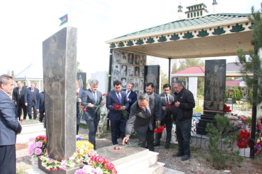 Veyisli kəndində şəhidlərimizin  məzarları ziyarət edildi   Goranboy rayon İcra Hakimiyyətinin başçısı Məhərrəm Quliyev rayonun digər rəhbər şəxsləri və bir qrup şəhid ailələri ilə birgə, Veyisli kənd  qəbirstanlığında şəhidlərimizin məzarlarını ziyarət etdi.