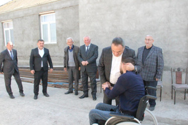 İcra basçısı Vətən müharibəsi qazisini evində ziyarət etdi