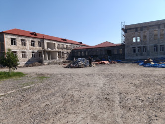 Goranboy şəhərində yeni tikilən İnteqrasiya təlimli internat tipli gimnaziyada tikinti işləri davam etdirilir