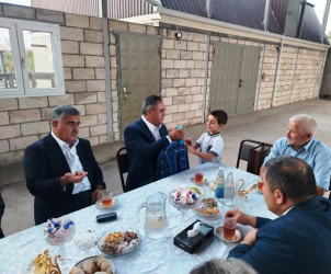 İcra Başçısı Xoylu kəndində şəhid övladını 1-ci sinfə getməsi münasibəti ilə ziyarət etdi
