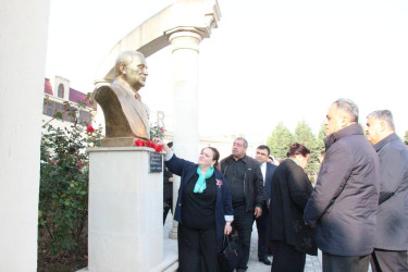 Goranboyda "08 noyabr-Zəfər Günü" ilə bağlı Ümummilli Lider Heydər Əliyevin rayon mərkəzində ucaldılmış abidəsini və Şəhidlər Xatirə Kompleksini ziyarət edildi