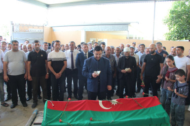 Qızılhacıllı qəsəbəsində şəhid atasının dəfn mərasimi keçirildi