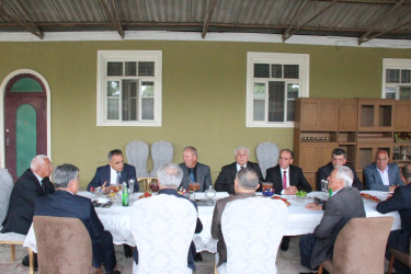 Goranboyda icra başçısı rayon ağsaqqalını yubileyi ilə bağlı evində ziyarət etdi