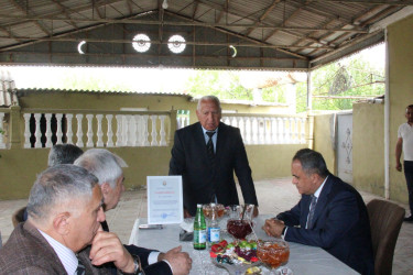 Goranboyda icra başçısı rayon ağsaqqalını yubileyi ilə bağlı evində ziyarət etdi