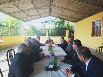 Goranboyda icra başçısı rayon ağsaqqalını yubileyi ilə bağlı evində ziyarət etdi