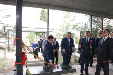 Veyisli kəndində şəhidlərimizin  məzarları ziyarət edildi   Goranboy rayon İcra Hakimiyyətinin başçısı Məhərrəm Quliyev rayonun digər rəhbər şəxsləri və bir qrup şəhid ailələri ilə birgə, Veyisli kənd  qəbirstanlığında şəhidlərimizin məzarlarını ziyarət etdi.