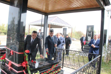 Veyisli kəndində şəhidlərimizin  məzarları ziyarət edildi   Goranboy rayon İcra Hakimiyyətinin başçısı Məhərrəm Quliyev rayonun digər rəhbər şəxsləri və bir qrup şəhid ailələri ilə birgə, Veyisli kənd  qəbirstanlığında şəhidlərimizin məzarlarını ziyarət etdi.