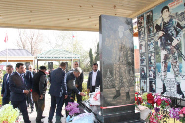 Veyisli kəndində şəhidlərimizin  məzarları ziyarət edildi   Goranboy rayon İcra Hakimiyyətinin başçısı Məhərrəm Quliyev rayonun digər rəhbər şəxsləri və bir qrup şəhid ailələri ilə birgə, Veyisli kənd  qəbirstanlığında şəhidlərimizin məzarlarını ziyarət etdi.
