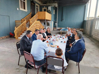 İcra Başçısı Xoylu kəndində şəhid övladını 1-ci sinfə getməsi münasibəti ilə ziyarət etdi