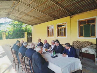 Goranboyda icra başçısı rayon ağsaqqalını yubileyi ilə bağlı evində ziyarət etdi