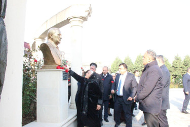 Goranboyda "08 noyabr-Zəfər Günü" ilə bağlı Ümummilli Lider Heydər Əliyevin rayon mərkəzində ucaldılmış abidəsini və Şəhidlər Xatirə Kompleksini ziyarət edildi