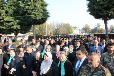 Goranboyda "08 noyabr-Zəfər Günü" ilə bağlı Ümummilli Lider Heydər Əliyevin rayon mərkəzində ucaldılmış abidəsini və Şəhidlər Xatirə Kompleksini ziyarət edildi
