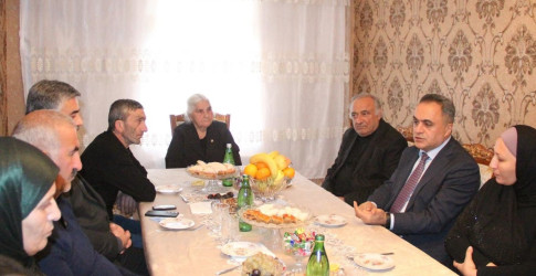 Goranboyda icra başçısı “31 dekabr-Dünya Azərbaycanlılarının Həmrəyliyi Günü” və  2026-cı ilin gəlişi münasibətilə  şəhid anasını evində ziyarət etdi.