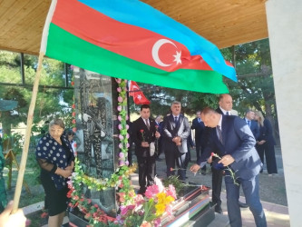 Hazırəhmədli kəndində şəhidlərimizin  məzarları ziyarət edildi