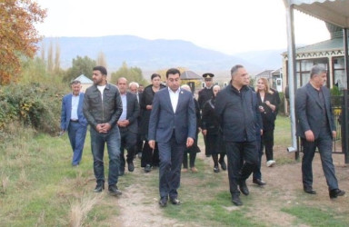 Zeyvə kəndində şəhidlərimizin  məzarları ziyarət edildi
