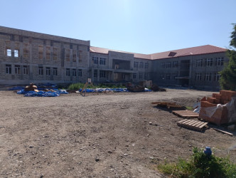 Goranboy şəhərində yeni tikilən İnteqrasiya təlimli internat tipli gimnaziyada tikinti işləri davam etdirilir