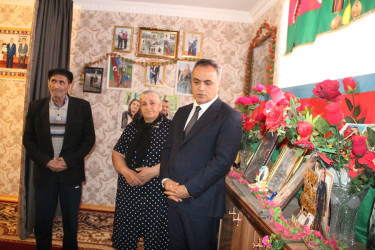 Goranboyda icra başçısı şəhid atasını evində ziyarət etdi