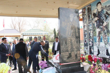 Veyisli kəndində şəhidlərimizin  məzarları ziyarət edildi   Goranboy rayon İcra Hakimiyyətinin başçısı Məhərrəm Quliyev rayonun digər rəhbər şəxsləri və bir qrup şəhid ailələri ilə birgə, Veyisli kənd  qəbirstanlığında şəhidlərimizin məzarlarını ziyarət etdi.