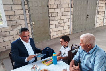 İcra Başçısı Xoylu kəndində şəhid övladını 1-ci sinfə getməsi münasibəti ilə ziyarət etdi
