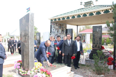 Veyisli kəndində şəhidlərimizin  məzarları ziyarət edildi   Goranboy rayon İcra Hakimiyyətinin başçısı Məhərrəm Quliyev rayonun digər rəhbər şəxsləri və bir qrup şəhid ailələri ilə birgə, Veyisli kənd  qəbirstanlığında şəhidlərimizin məzarlarını ziyarət etdi.