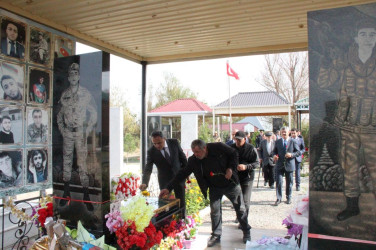 Veyisli kəndində şəhidlərimizin  məzarları ziyarət edildi   Goranboy rayon İcra Hakimiyyətinin başçısı Məhərrəm Quliyev rayonun digər rəhbər şəxsləri və bir qrup şəhid ailələri ilə birgə, Veyisli kənd  qəbirstanlığında şəhidlərimizin məzarlarını ziyarət etdi.