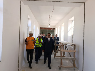 Goranboy şəhərində yeni tikilən İnteqrasiya təlimli internat tipli gimnaziyada tikinti işləri davam etdirilir