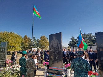 Hazırəhmədli kəndində şəhidlərimizin  məzarları ziyarət edildi